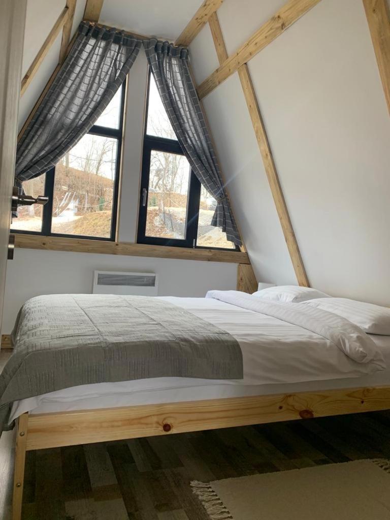 Casutele Din Poienita Villa Comarnic Bagian luar foto